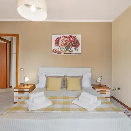 Petalo Bianco: 100m From Lake, Parking And Balcony - Happy Апартаменты